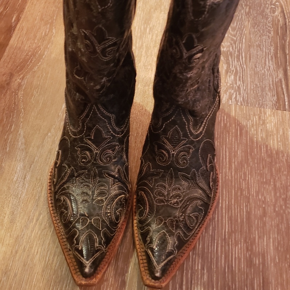 Vintage Inspired Corral Snip Toe size 8